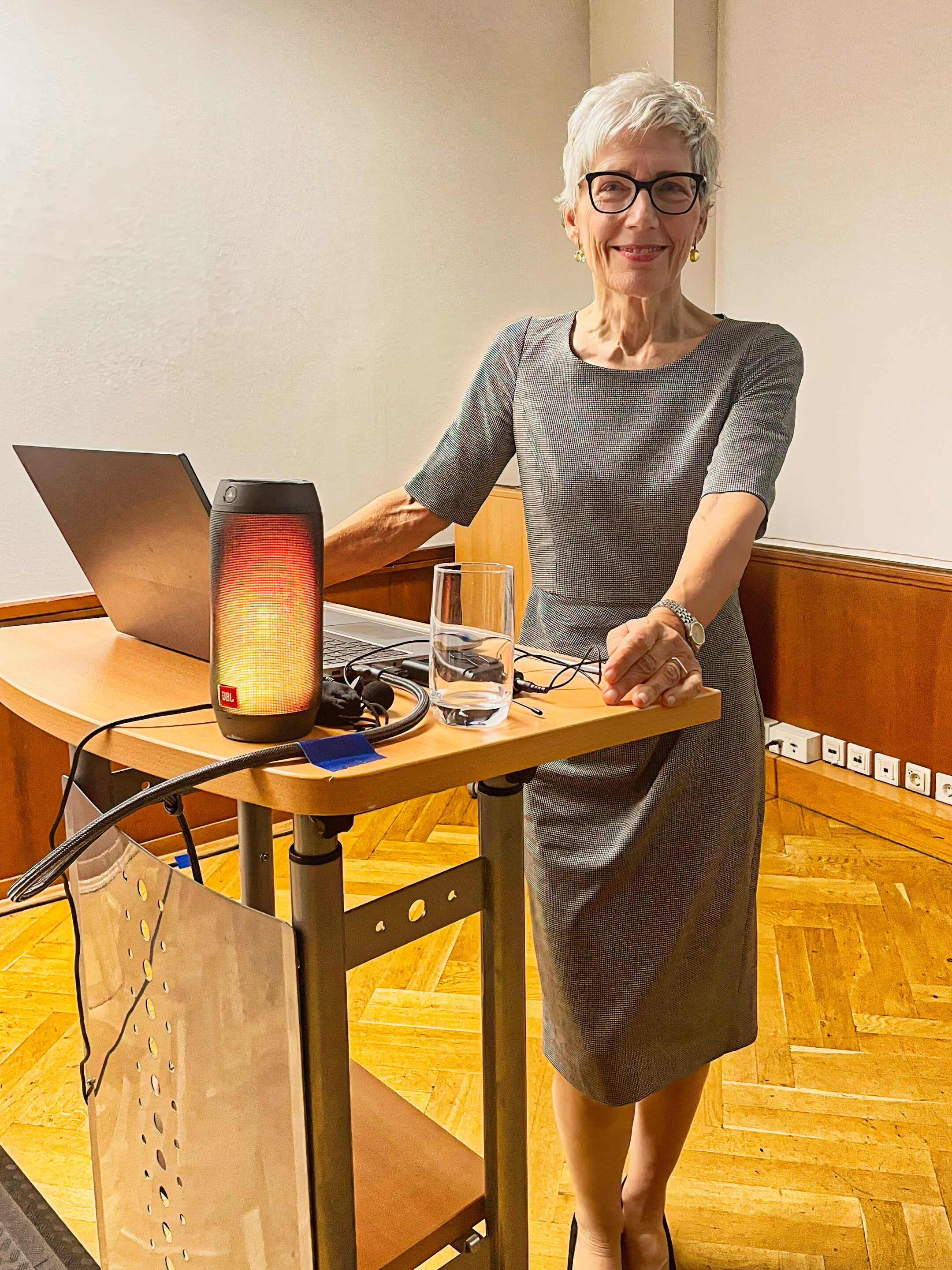 IMG_7905NEO1 Plöckinger Prof. Dr. Ursula Plöckinger nimmt die Ehrung für ihren erkrankten Ehemann entgegen